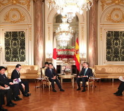 Su Majestad el Rey durante el encuentro que mantuvo con el Primer Ministro del Japón, Sr. Shinzo Abe